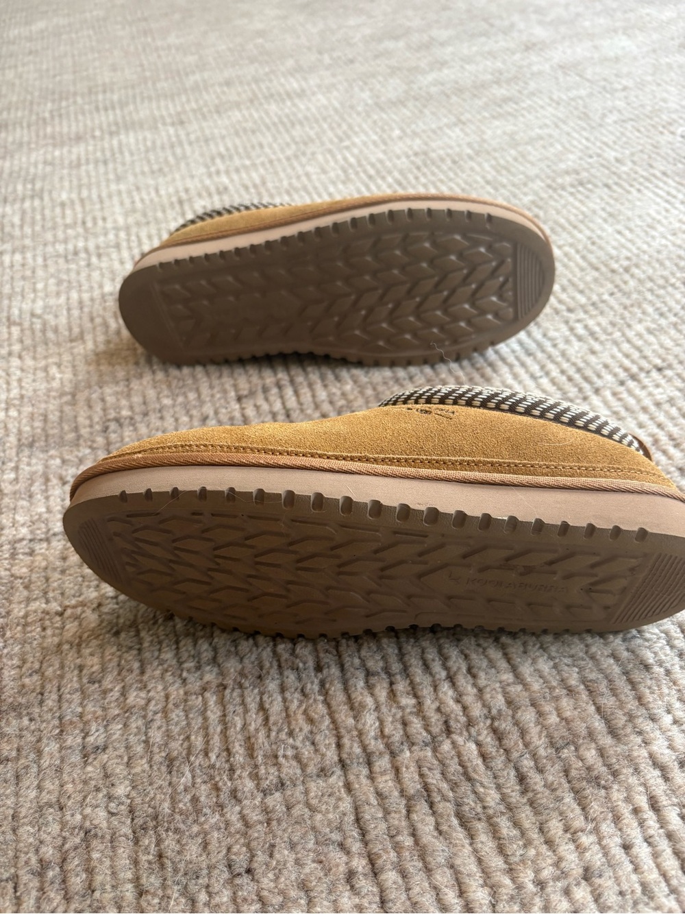 Koolaburra Women’s Tan Suede Fleece-Lined Slip-On Clogs - Picture 5 of 5